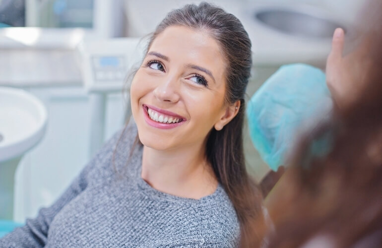 Applying dental veneers for smile